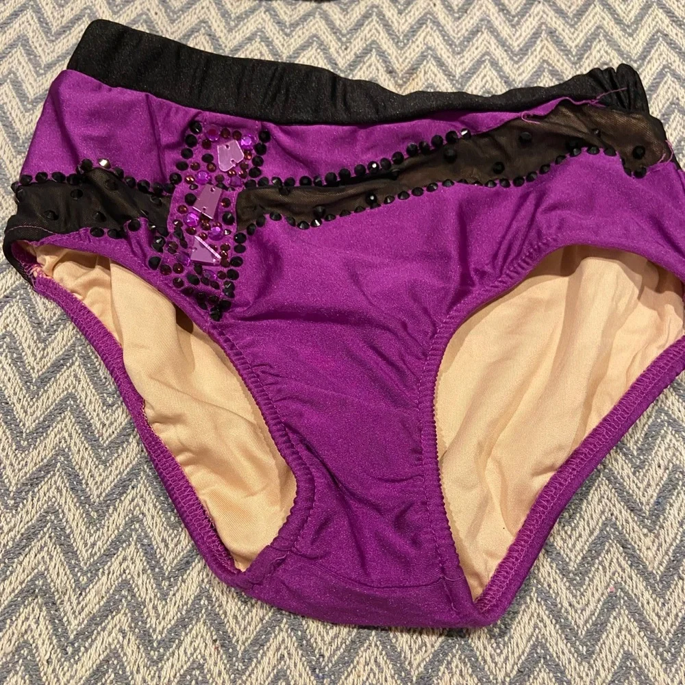 Glamour Costumes 2-Piece Dance Costume – Purple & Black – MA (Adult Medium)